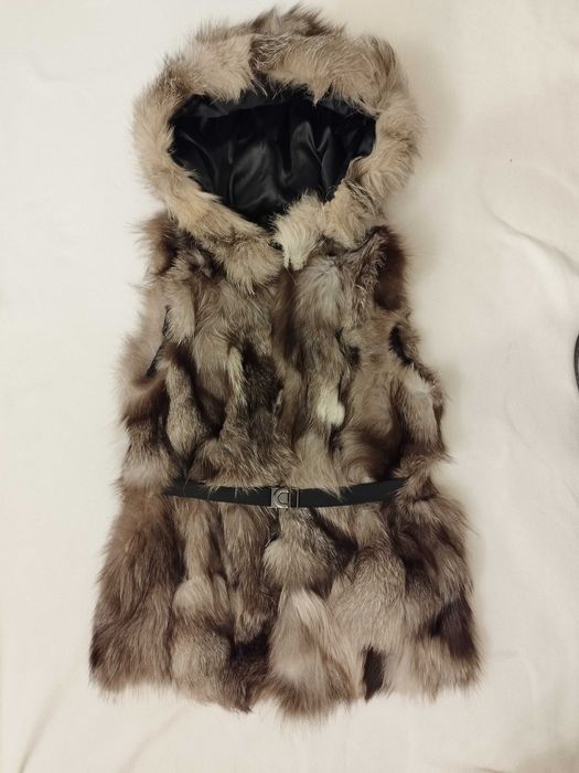 Елегантен елек с качулка от естествена кожа с косъм