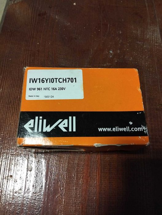 Termostat digital Eliwell Idw196 cu sonda de temperatura.