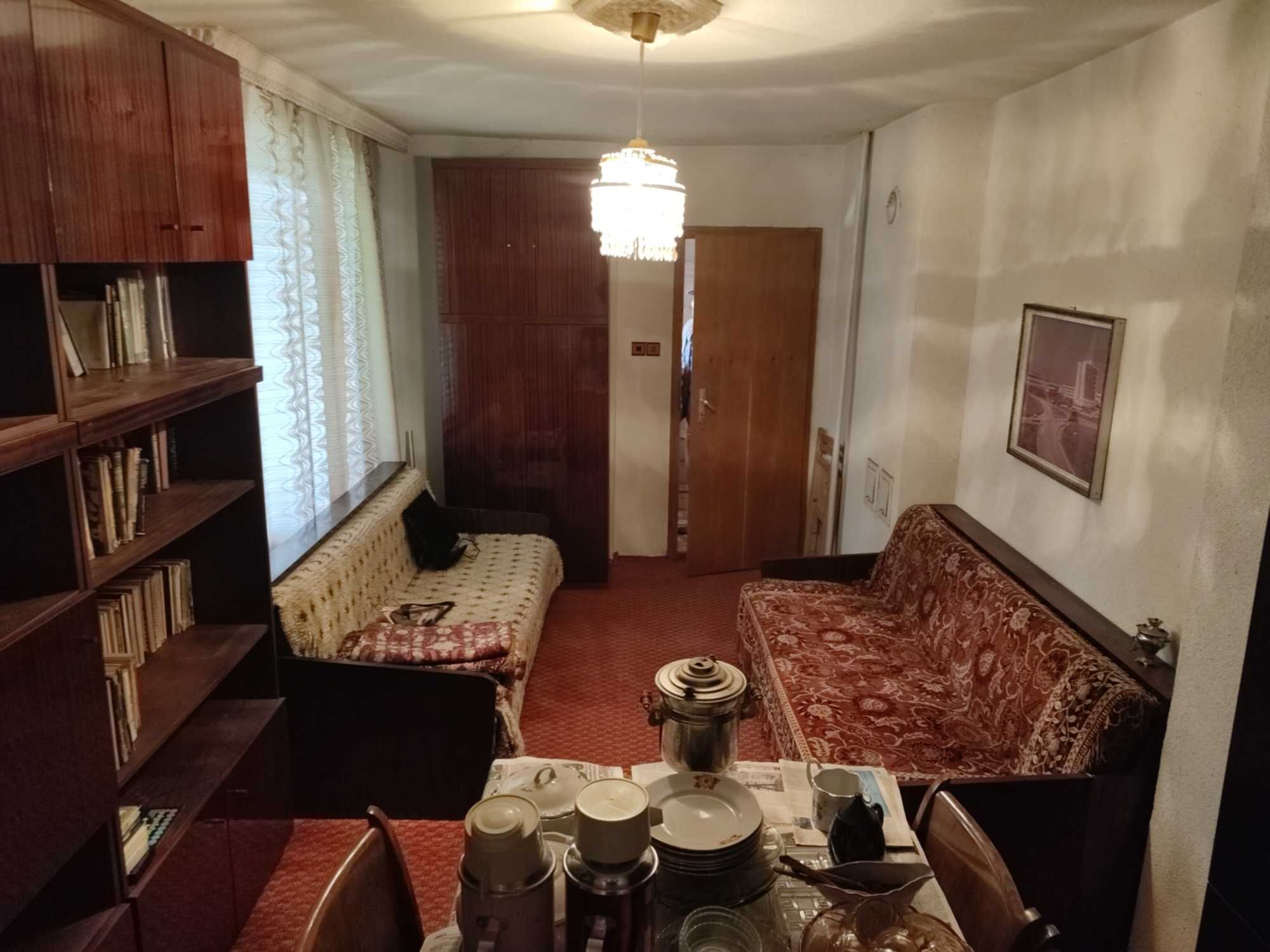 Триетажна тухлена къща