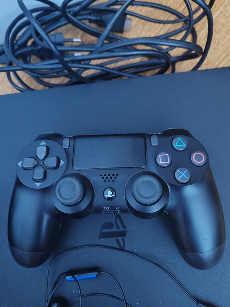 PS4 Slim 500GB + 1 Controller + Volan Scorpion Marvo GT-900 + 3 Jocuri