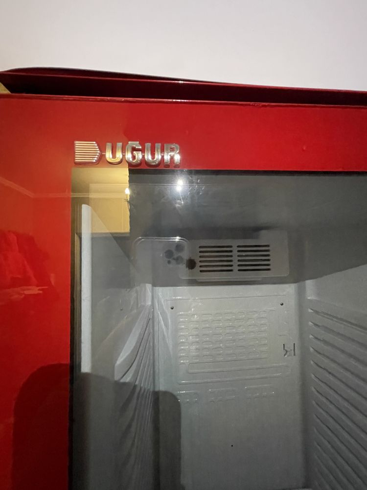Витринный холодильник Ugur