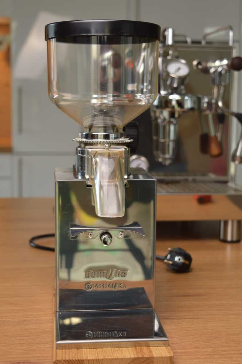 Кафемелачка Demoka GR-0203 mini moka