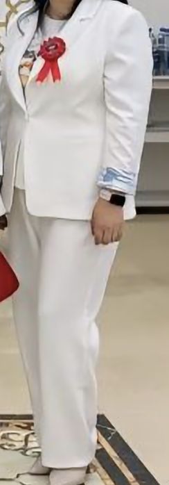 Белый женский костюм тройка