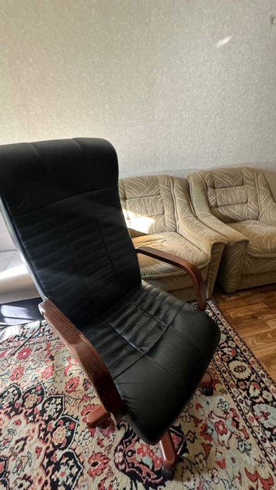 Продам 2 дивана и 1 кресло