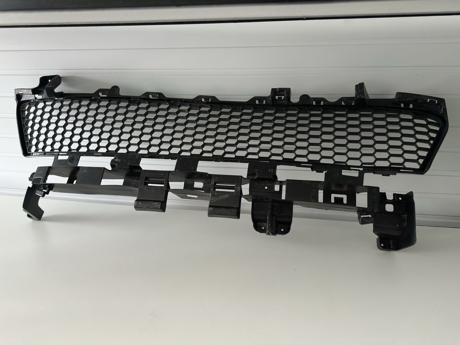 grila centrala inferioara bara fata dacia logan 2 sandero 2 2013 2016