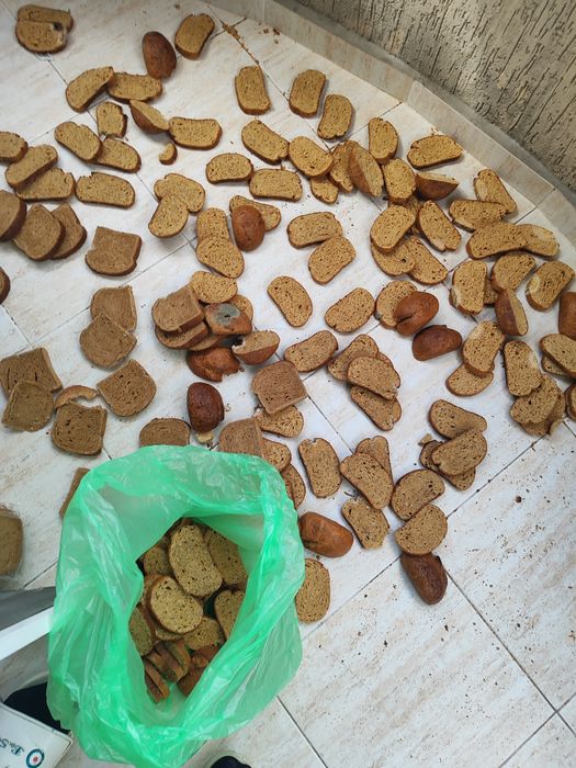 Продавам изсушен хляб за животни.