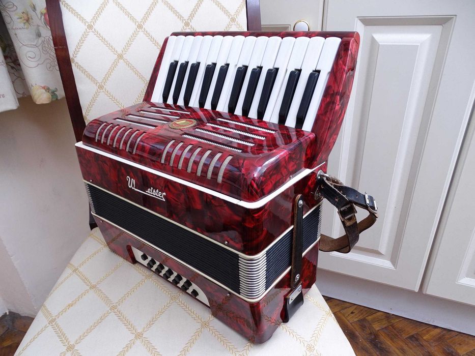 Много запазен стар акордеон Велтмайстер 12 баса