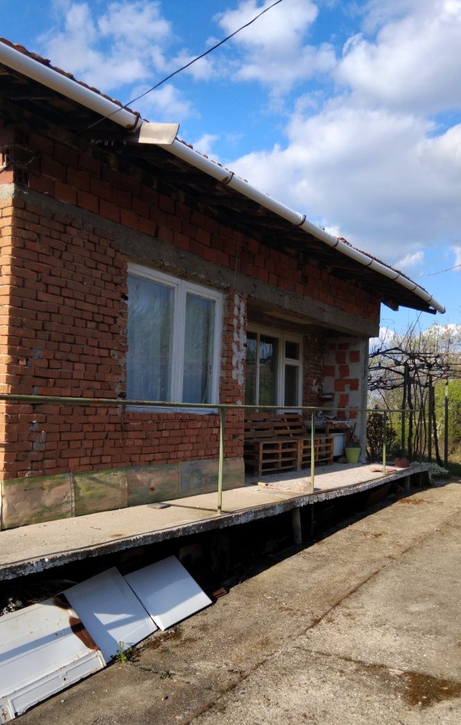 Продава къща в с.Еремия обл.Кюстендил