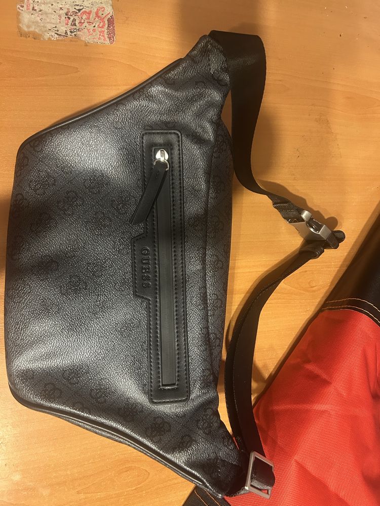 Мъжка Чантичка Guess оригинална.