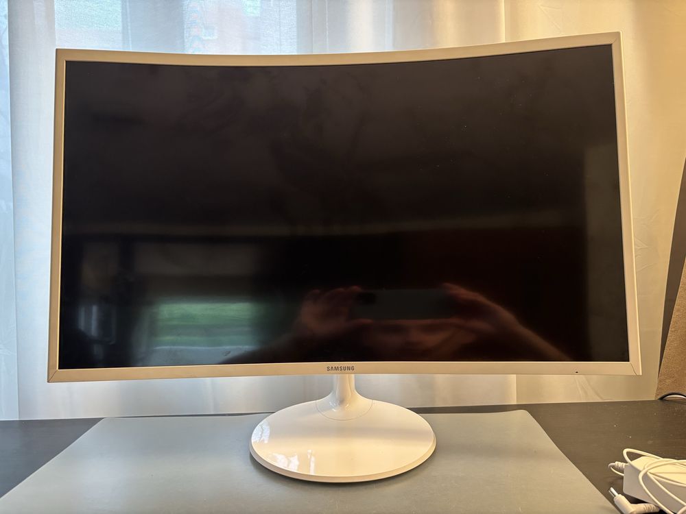 Monitor Samsung alb curbat 32"/80 cm
