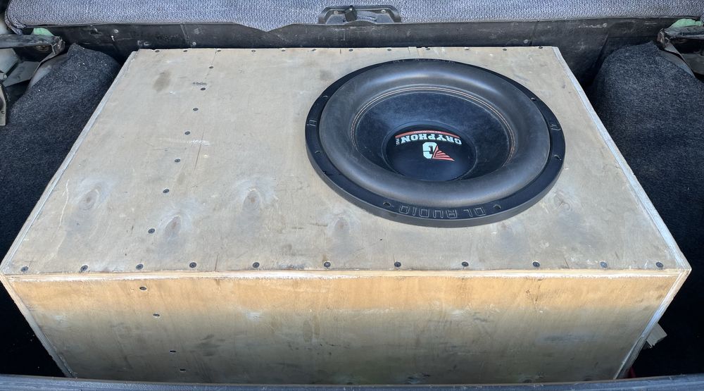 Продам хороший Сабвуфер с моноблоком в отличном состоянии.