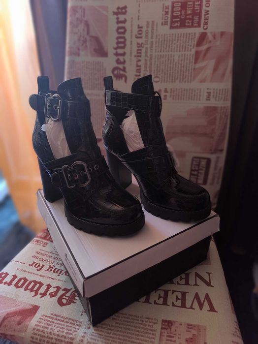 Кожени боти на висок ток