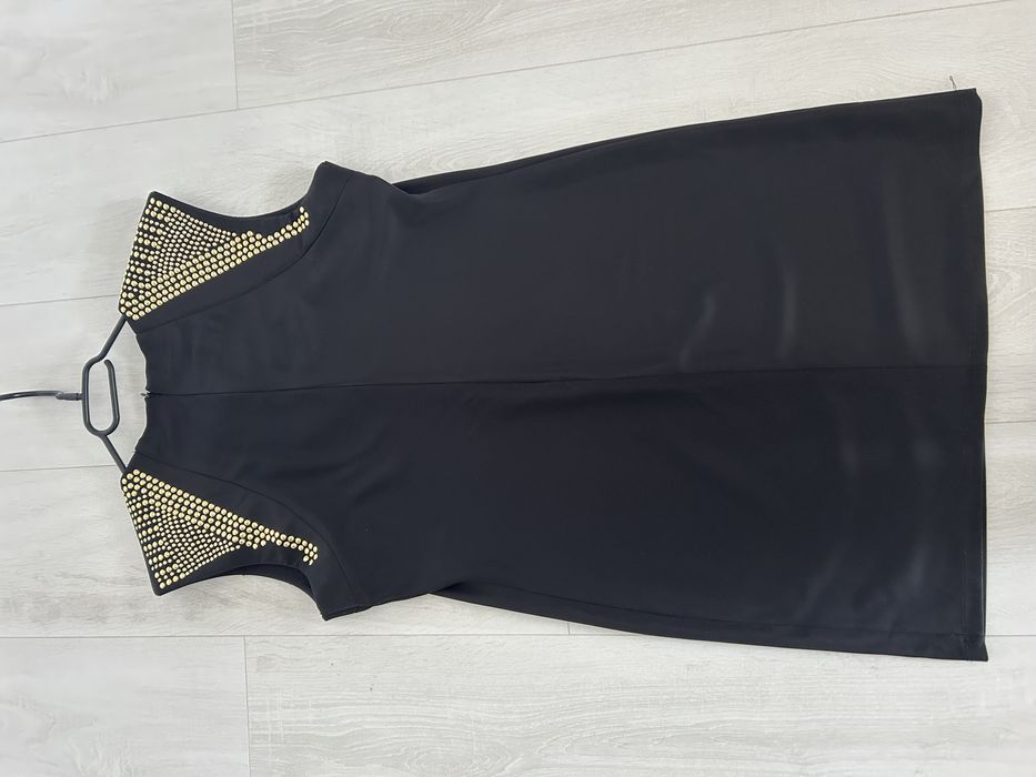 Rochie neagra, cu aplicatii