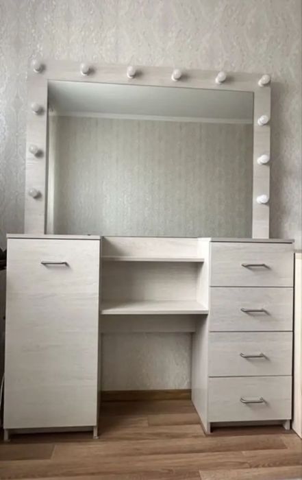 Срочно продам косметический столик