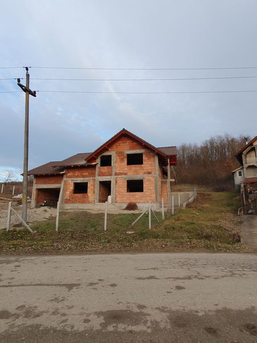 casa de vanzare la rosu