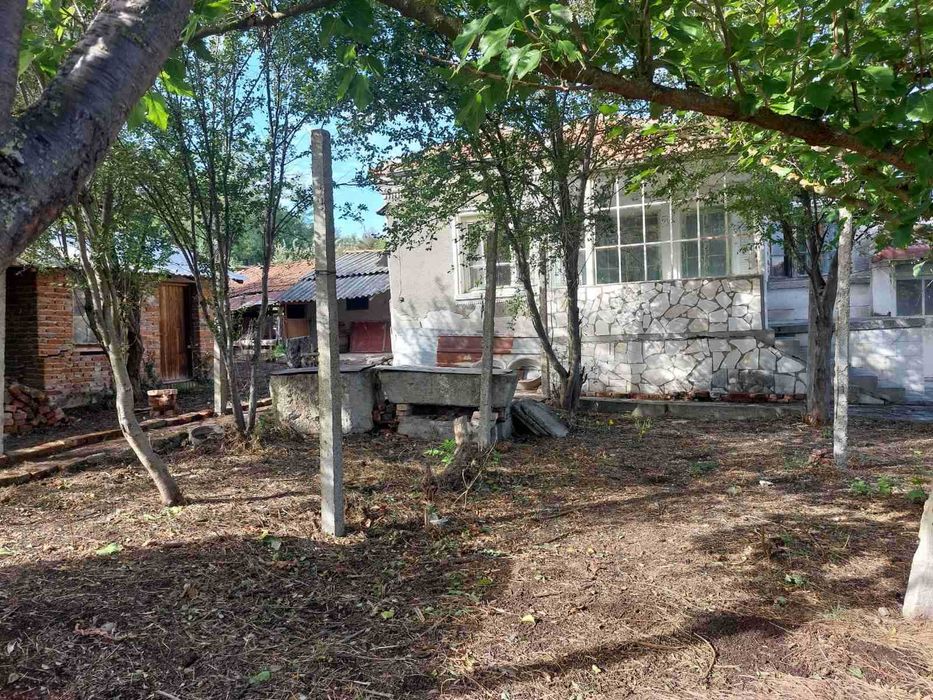 Къща с голям двор в оживено село близо до гр. Ямбол