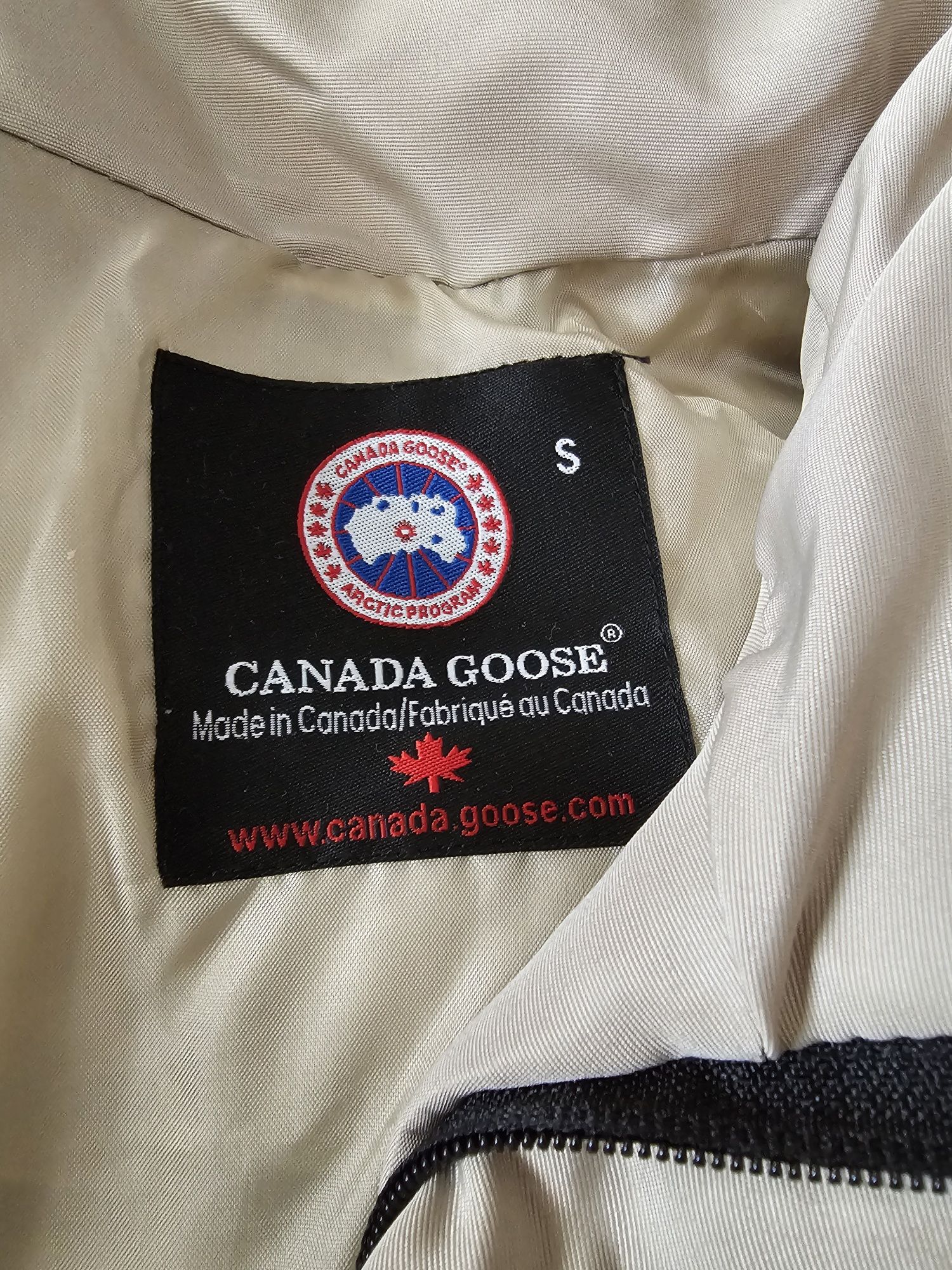 Пуховик - безрукавка оригинал Canada Goose, размер S, бежевый