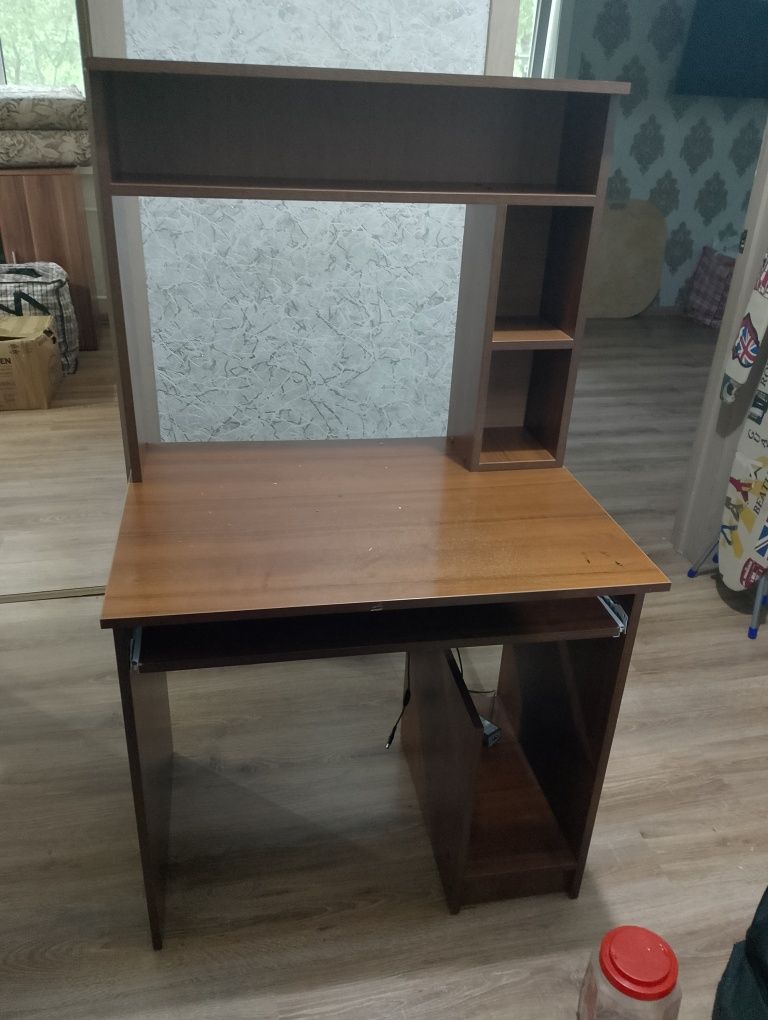 Продам компьютерный стол