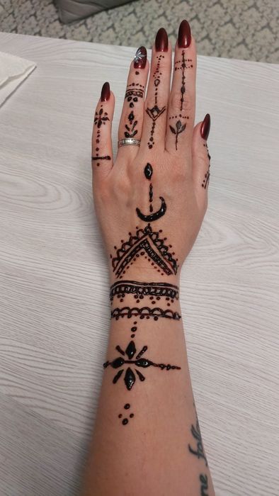 Маникюр, педикюр, наращивание ресниц,  рисунки хной
