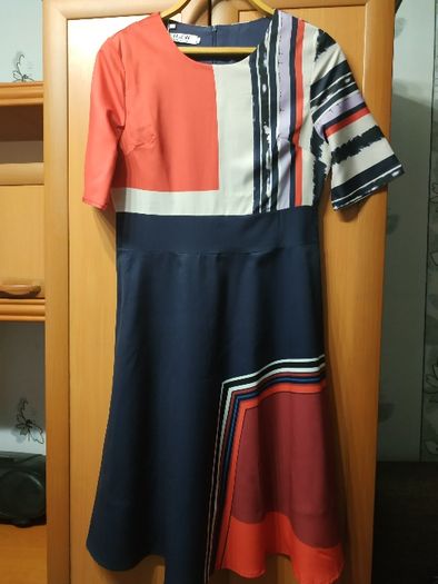 Продам новое,оригинальное, яркое платье (46-48 размер)
