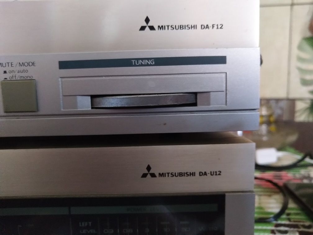 Amplificator Mitsubishi da-u12 și tuner Mitsubishi da-f12