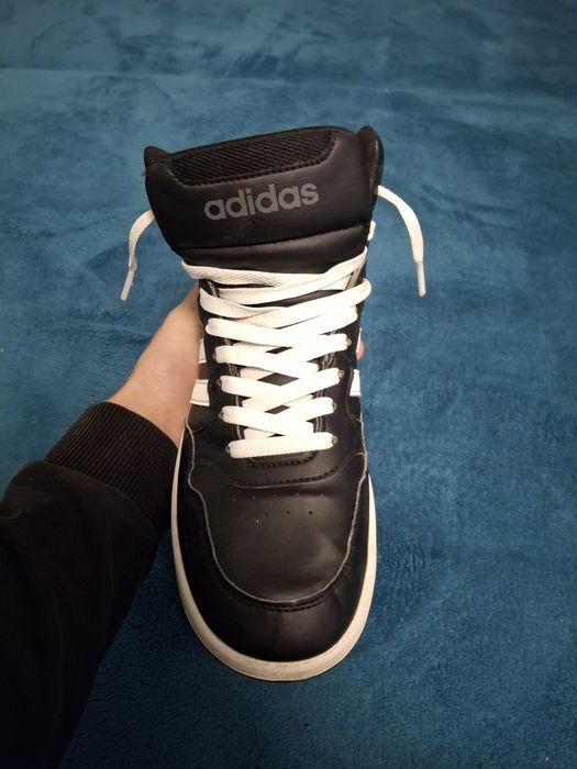 Se vând adidasi originali