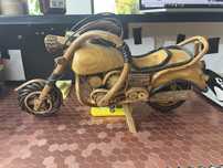 Motocicleta din lemn