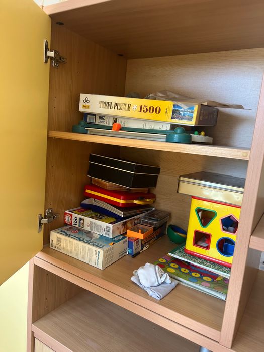 Гардероб с етажерки за детска стая