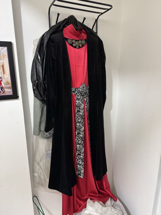 Женский национальный костюм и декоративный наряд