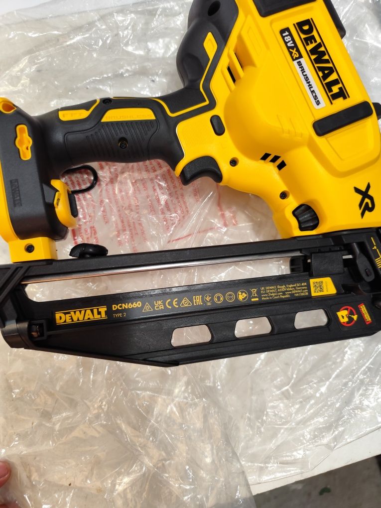 Безчетков акумулаторен такер пистолет Девалт DeWALT DCN660 с гаранция