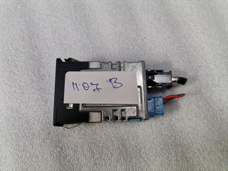 8711939 USB Букса конзола BMW F48 G11 G12 G14 G15 I01 G20 G05 G06 G22