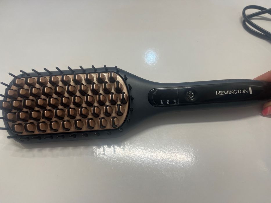 Страхотна електрическа четка за изправяне