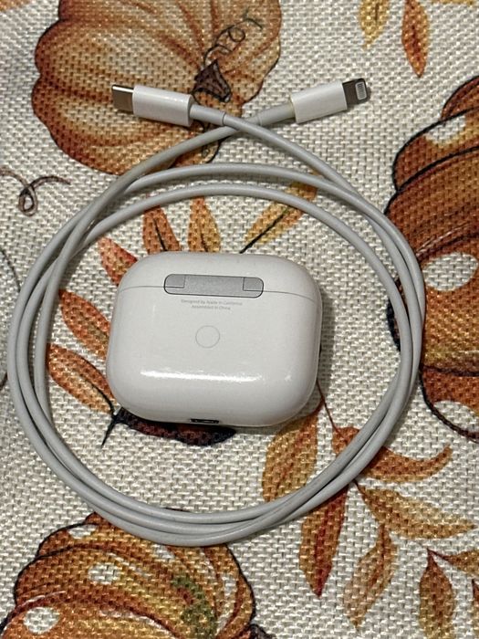 Casti Apple AirPods 3 (3rd generation) cu Lightning Charging Case