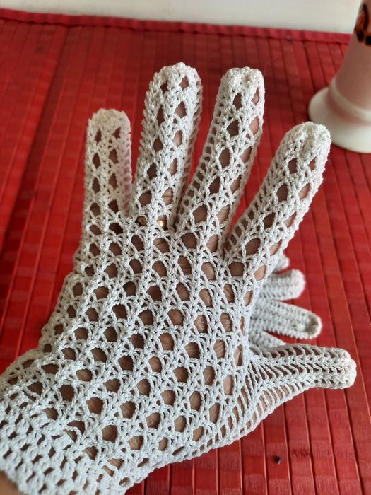 Mănuși albe din macrame crosetate manual