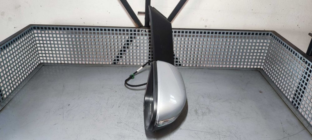Oglinda dreapta volkswagen vw touran 1T2 1T3 1.9 BLS cod culoare LA7W