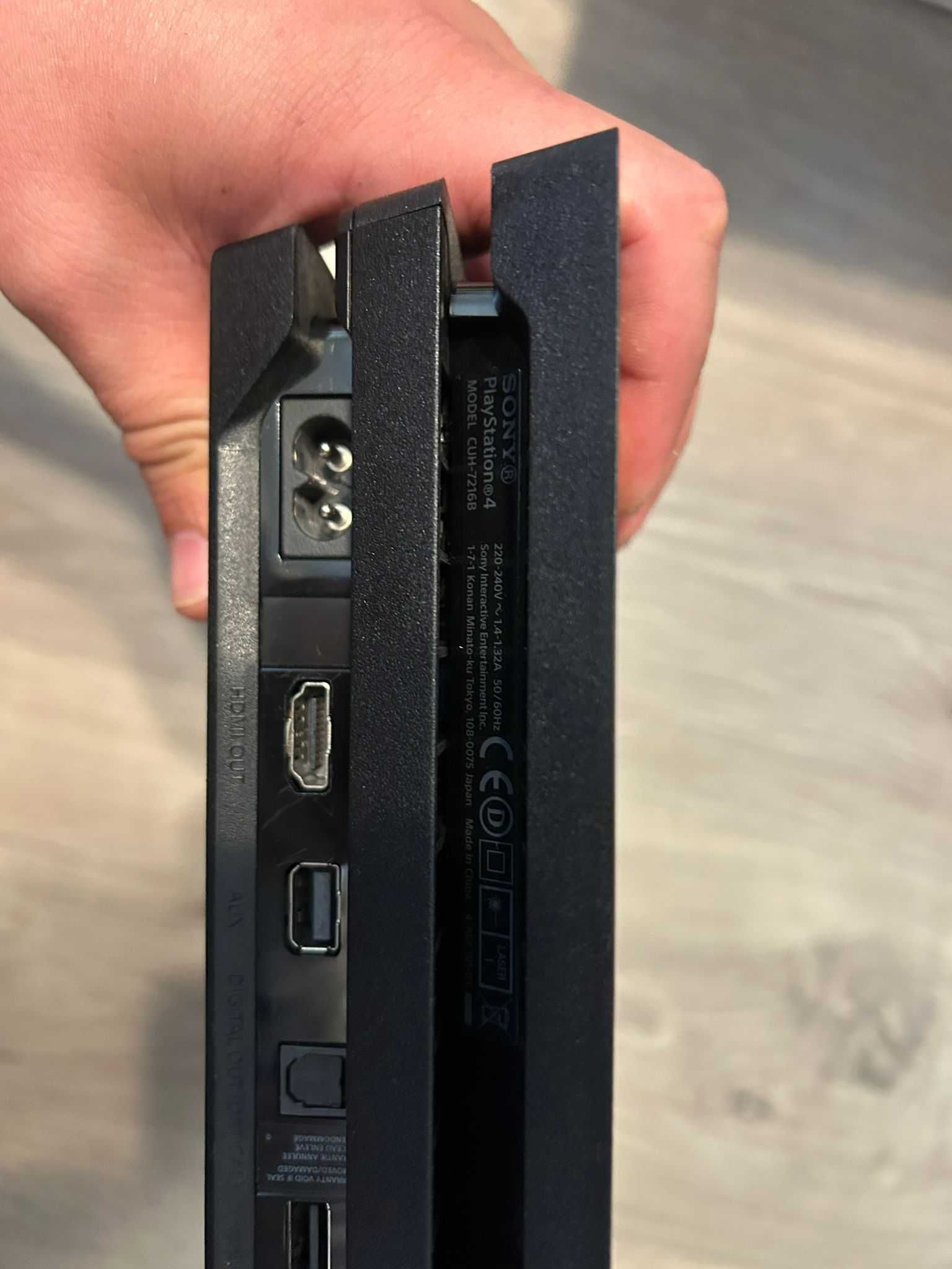 Vand PS4 Pro 1TB
