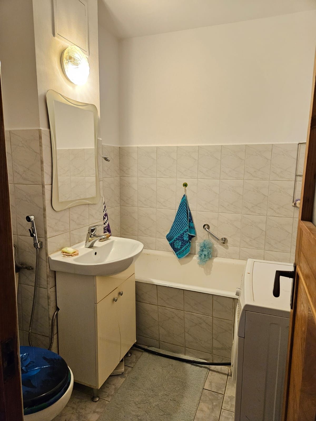 Închiriez apartament școală de inot