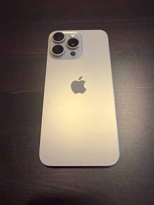 iPhone 15 Pro Max + Pitaka case