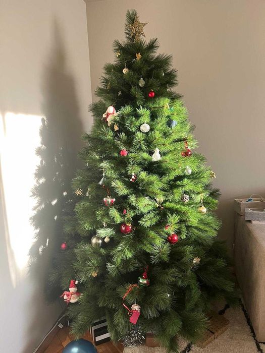 Brad artificial verde cu suport metalic, aspect pin, 210 cm