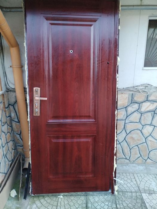 МЕТАЛНА ВРАТА 90Х197 СМ. Тъмно кафява.