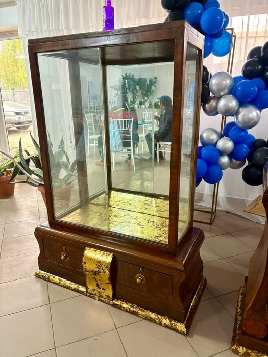 Mobilier interbelic autentic-vitrina expunere si servante