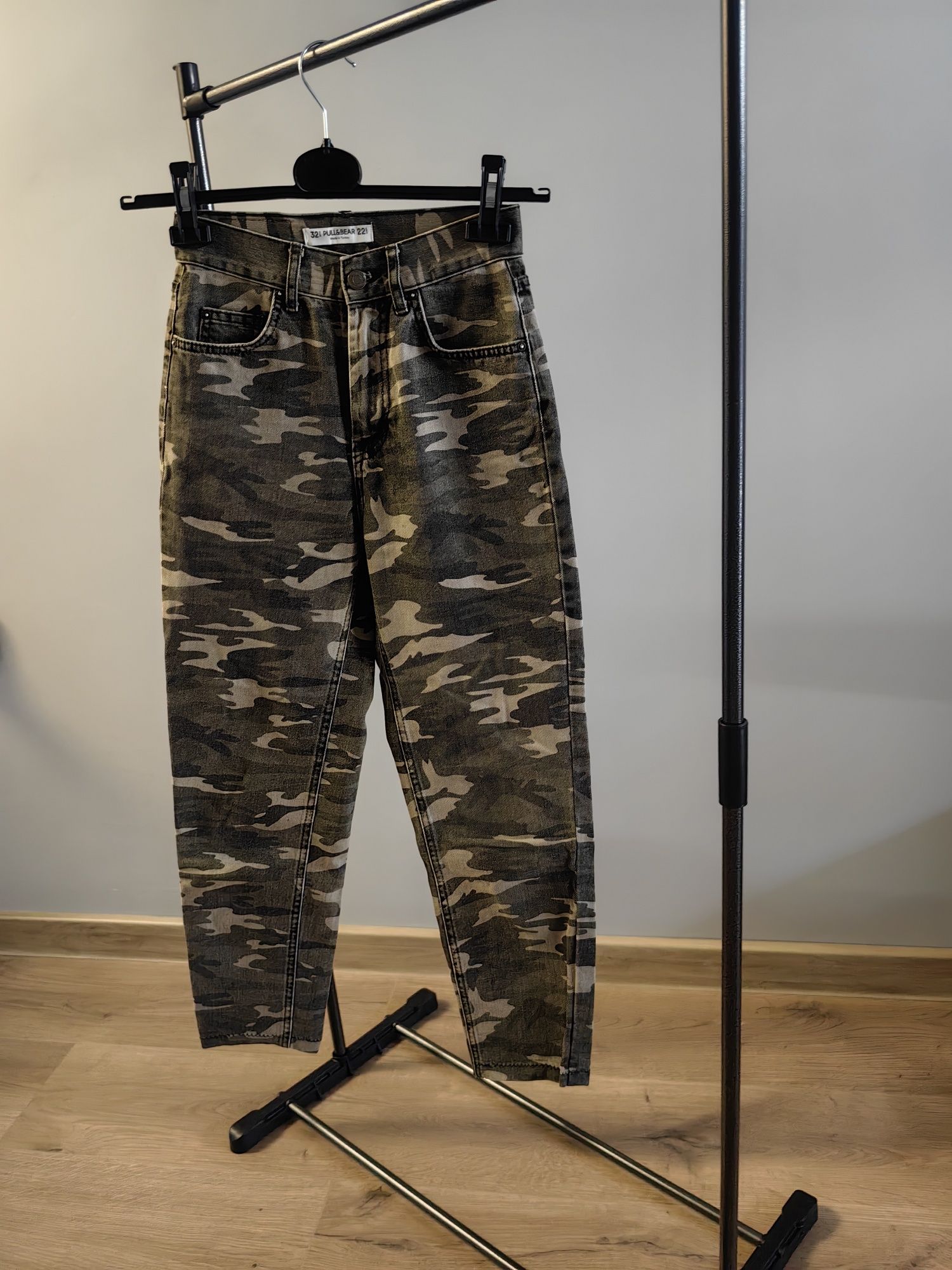 Камуфлажни дънки Pull&Bear Mom jeans