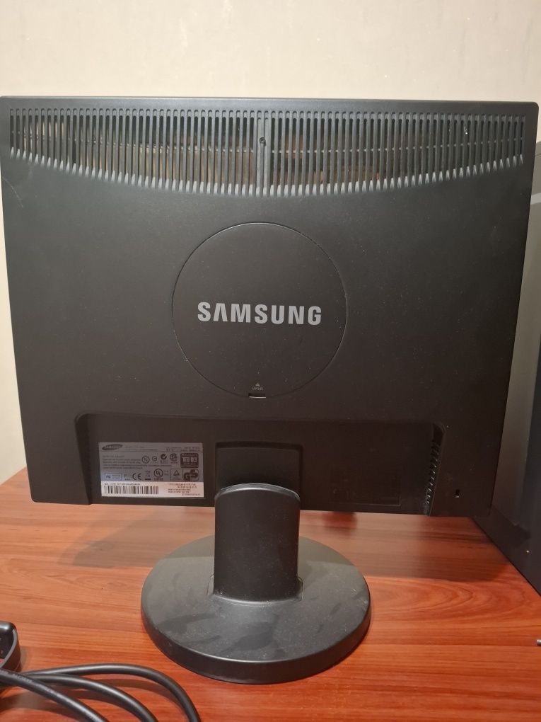 Монитор Samsung SyncMaster 943N
