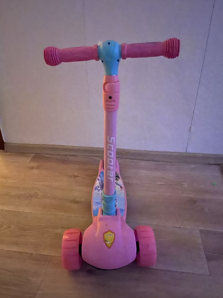 Детский самокат скутер с светомузыкой в отличном состоянии