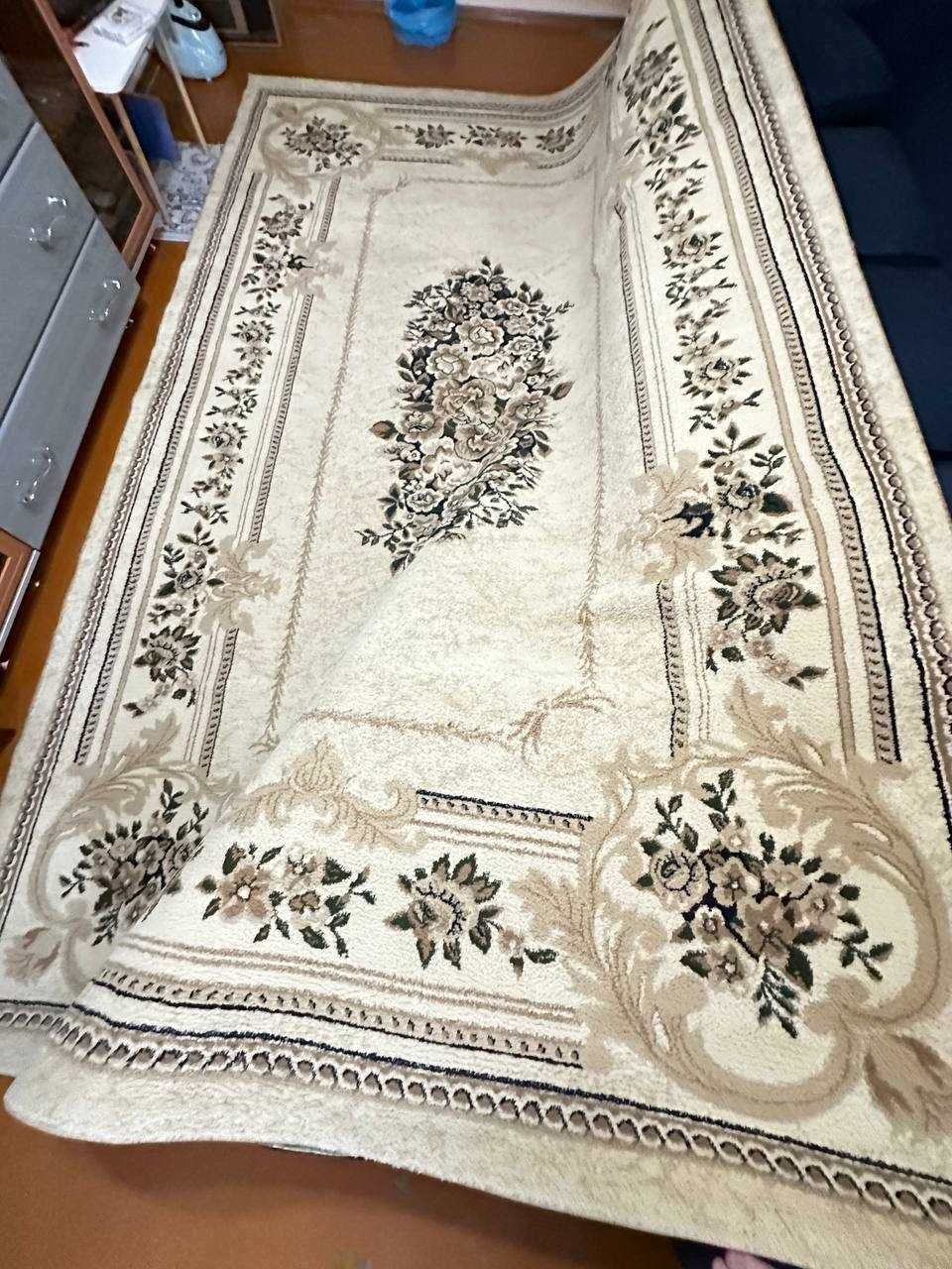 Продаётся палас Кардинал  2,5 х 4 м в хорошем состоянии .