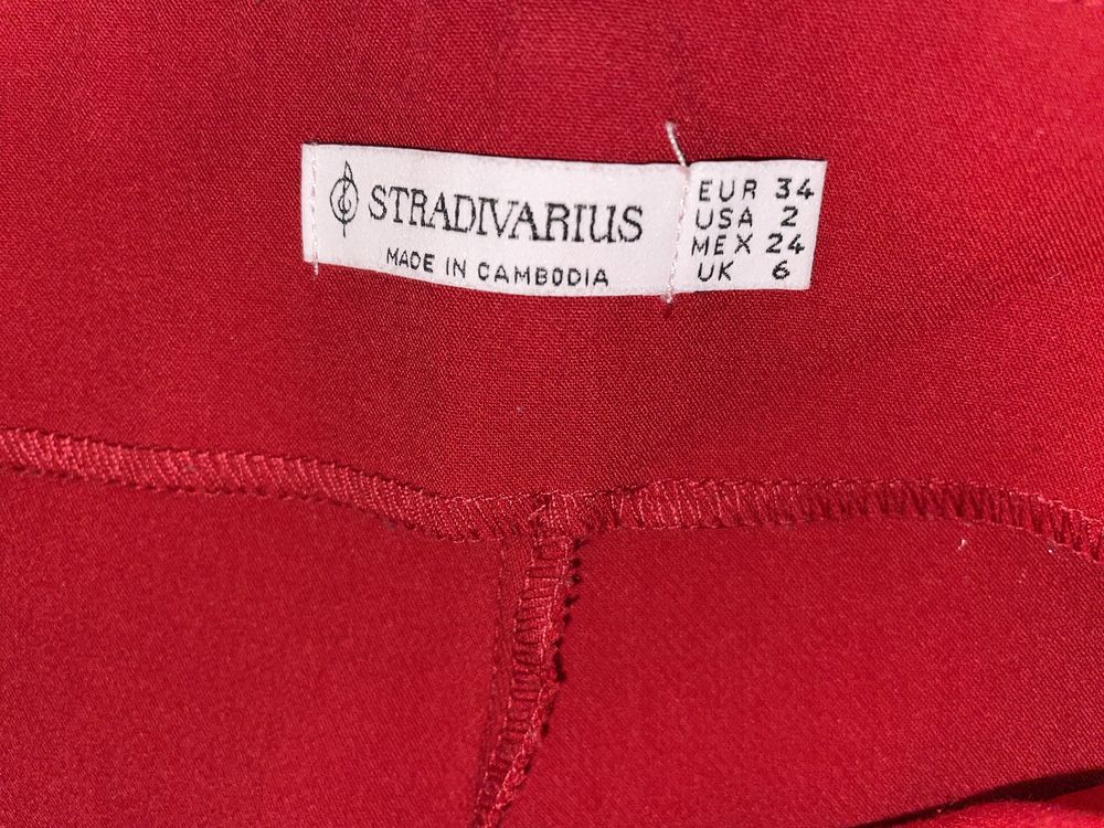 Червен панталон Stradivarius