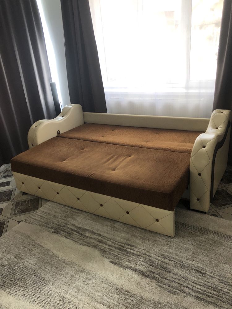 Vand Canapea, fotoliu si 2 taburete rotative de piele