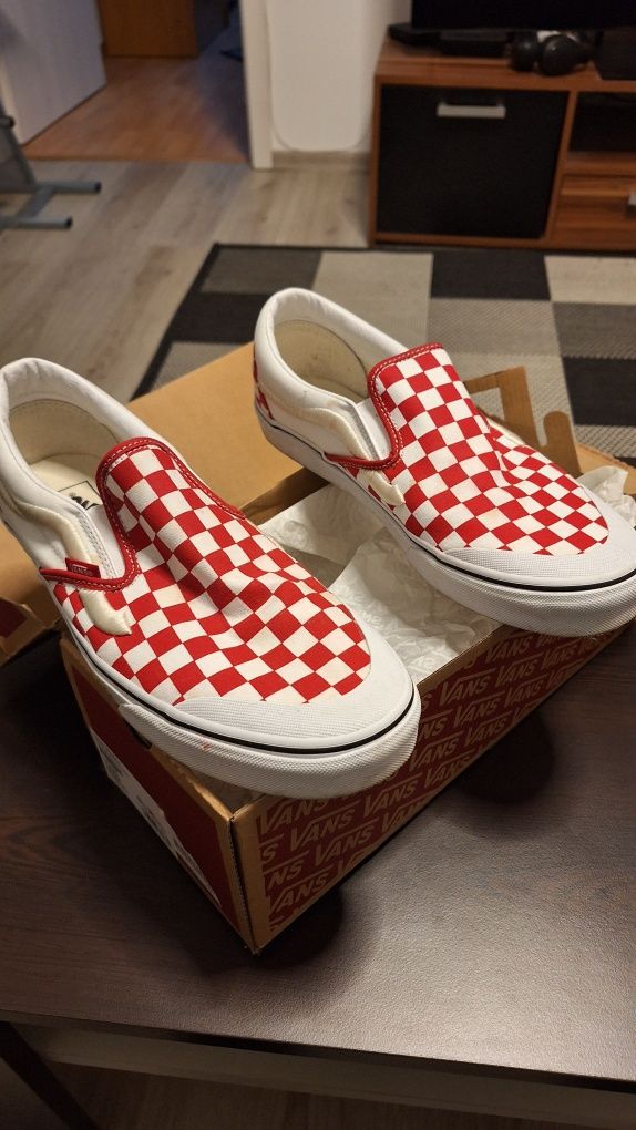 Продавам няколко модела VANS