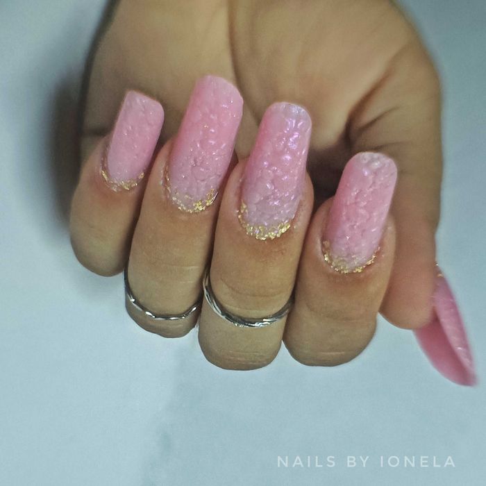 Realizez unghii cu gel