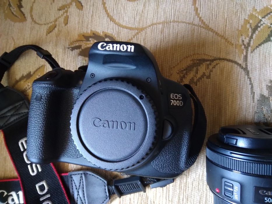 Предлага се фотокамера Canon 700D